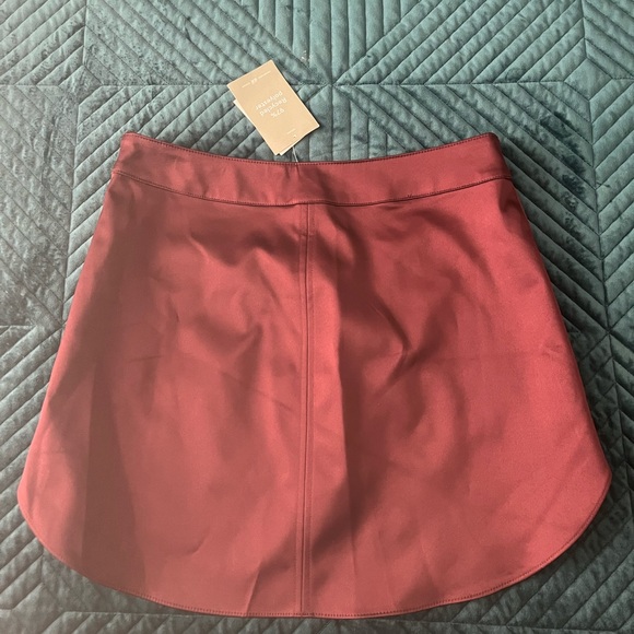 H&M mini skirt. Never worn. Burgundy. Polyester. - Picture 2 of 3